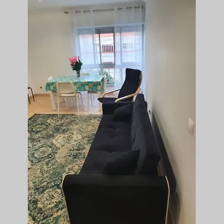 Lovely 2-Bedroom Flat With Free Parking *
