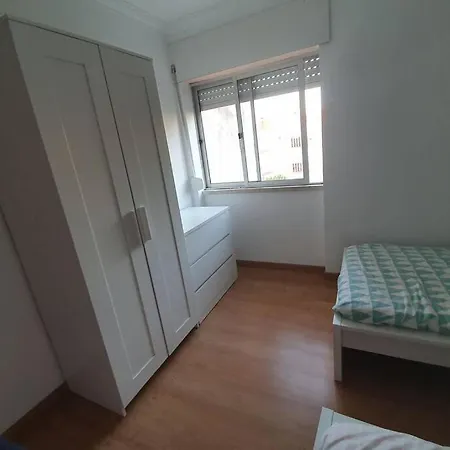 Lovely 2-Bedroom Flat With Free Parking *