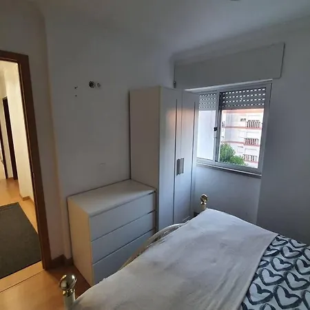 Lovely 2-Bedroom Flat With Free Parking Apartment