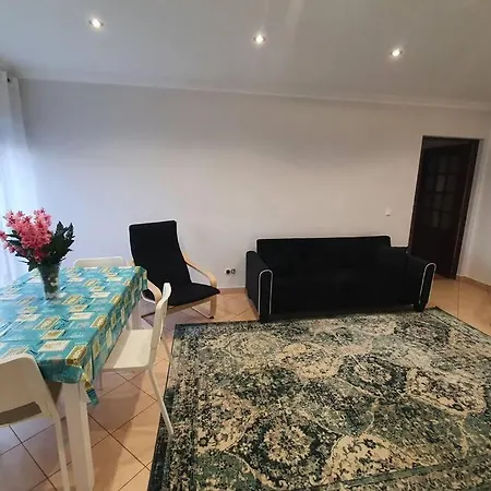 Apartment Lovely 2-Bedroom Flat With Free Parking *