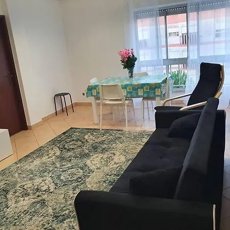 Apartment Lovely 2-Bedroom Flat With Free Parking *