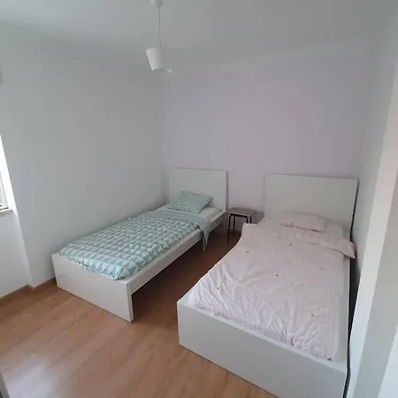 Apartment Lovely 2-Bedroom Flat With Free Parking *