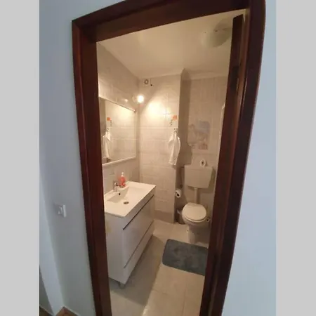 Lovely 2-Bedroom Flat With Free Parking *